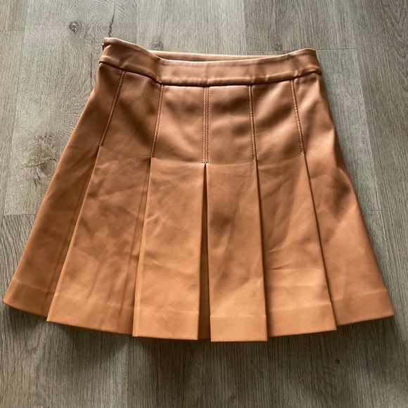 susan monaco tan pleated flare faux leather mini skirt size small - Picture 6 of 8